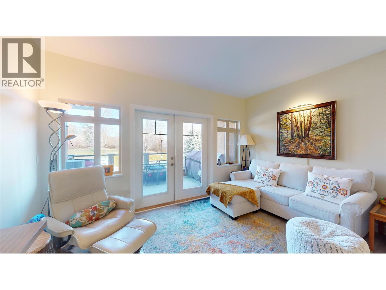 205 3996 Beach Avenue, Peachland