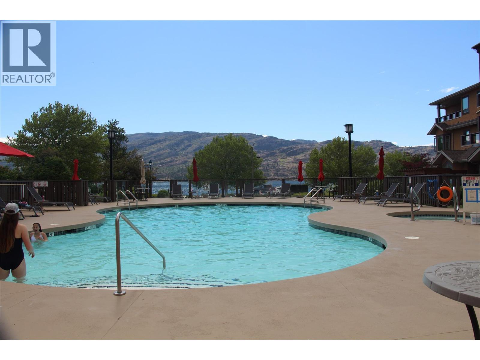 205 3996 Beach Avenue, Peachland