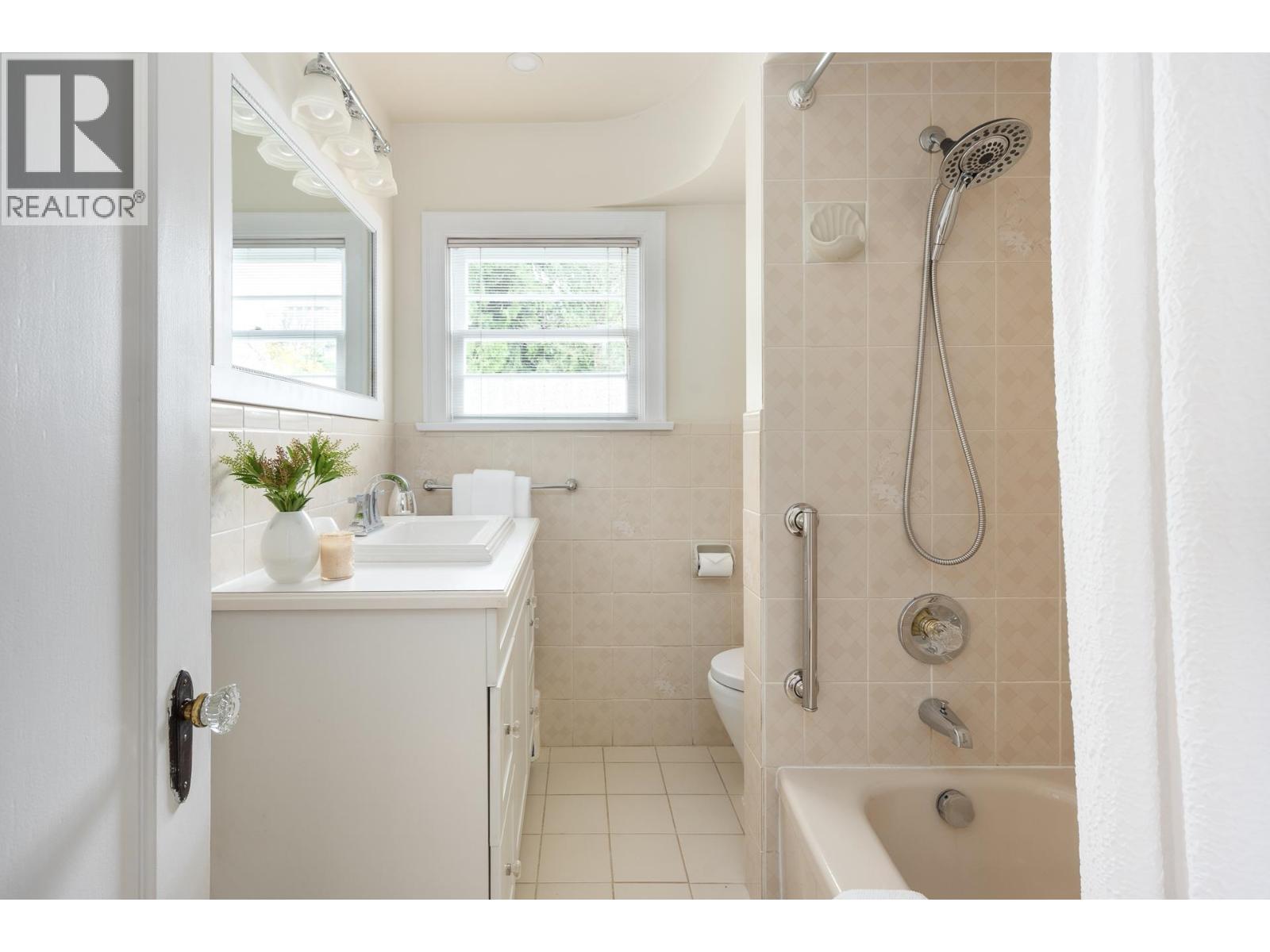 438 FOURTH STREET, New Westminster