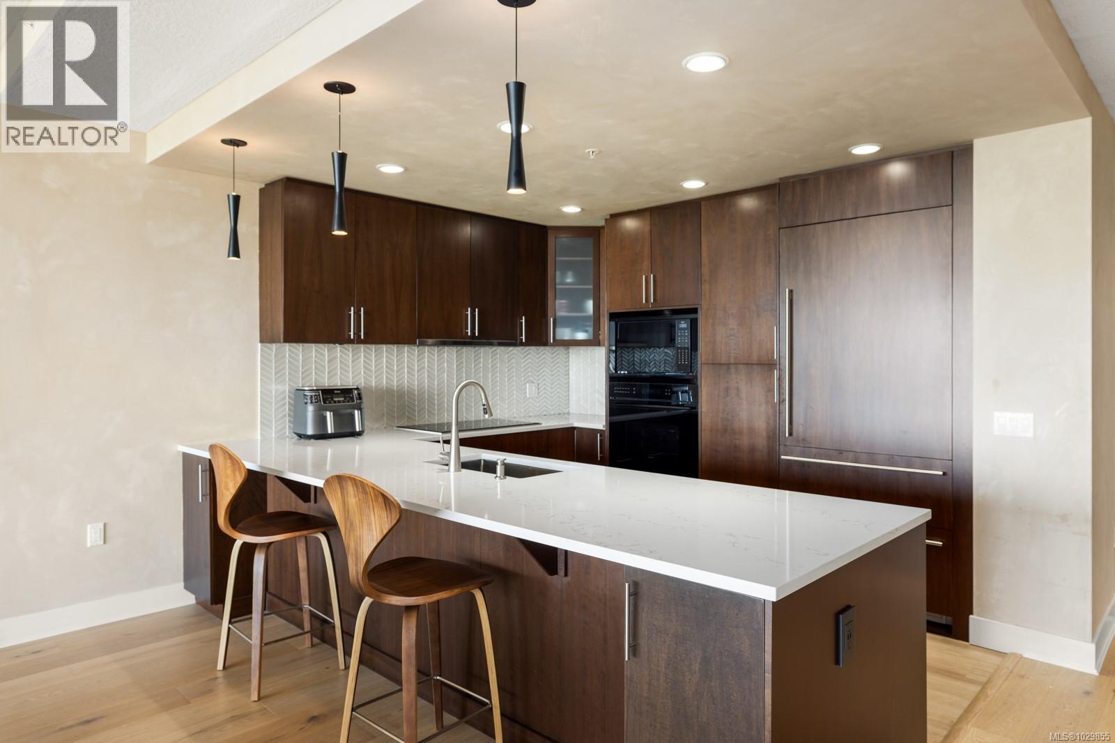 302 738 Sayward Hill Terrace, Saanich