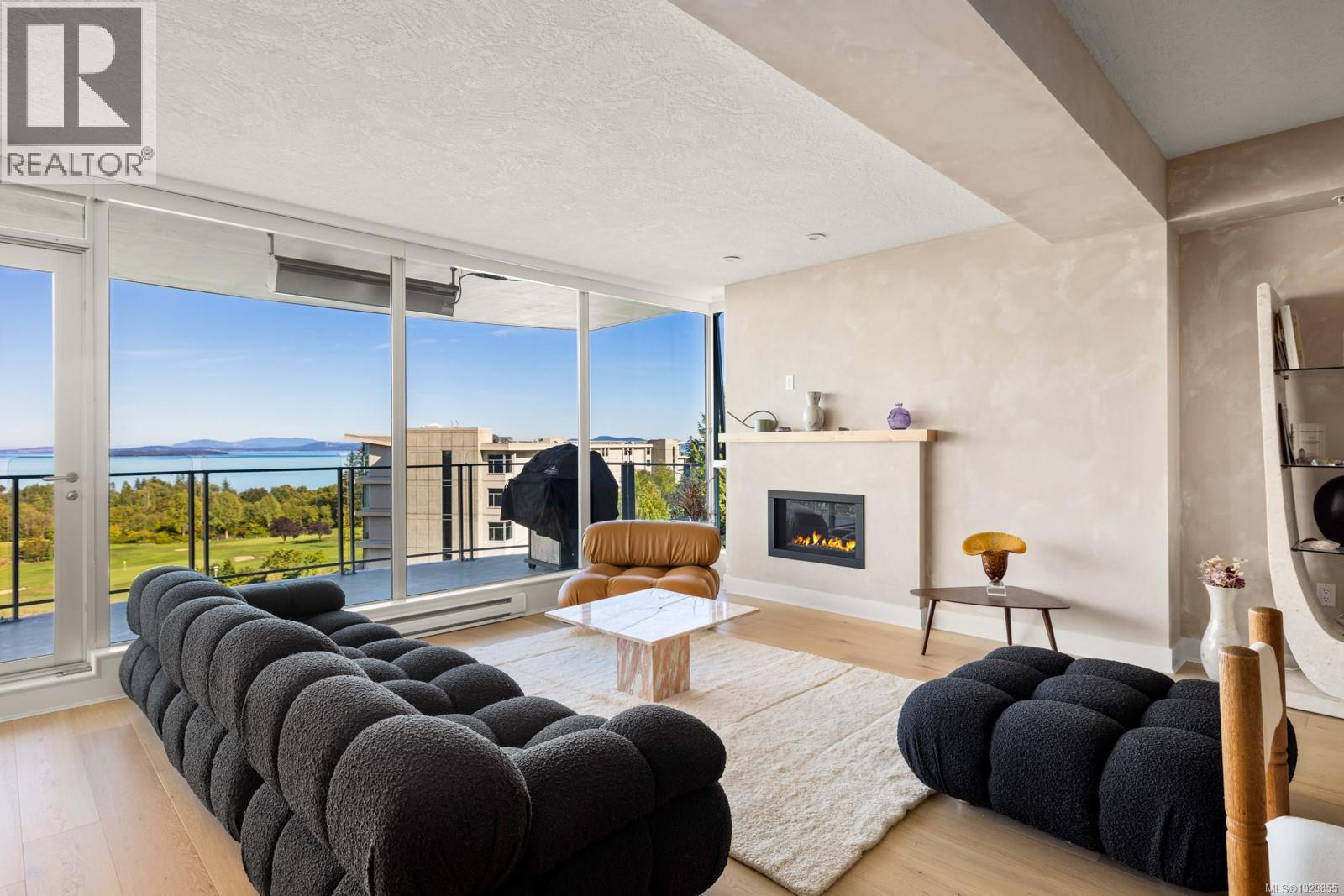 302 738 Sayward Hill Terrace, Saanich