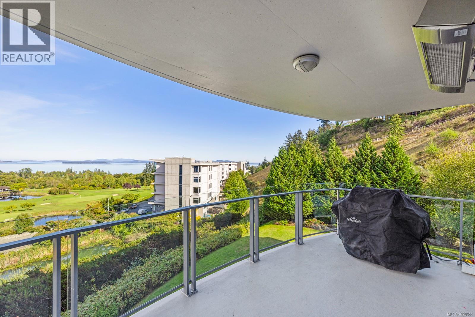 302 738 Sayward Hill Terrace, Saanich