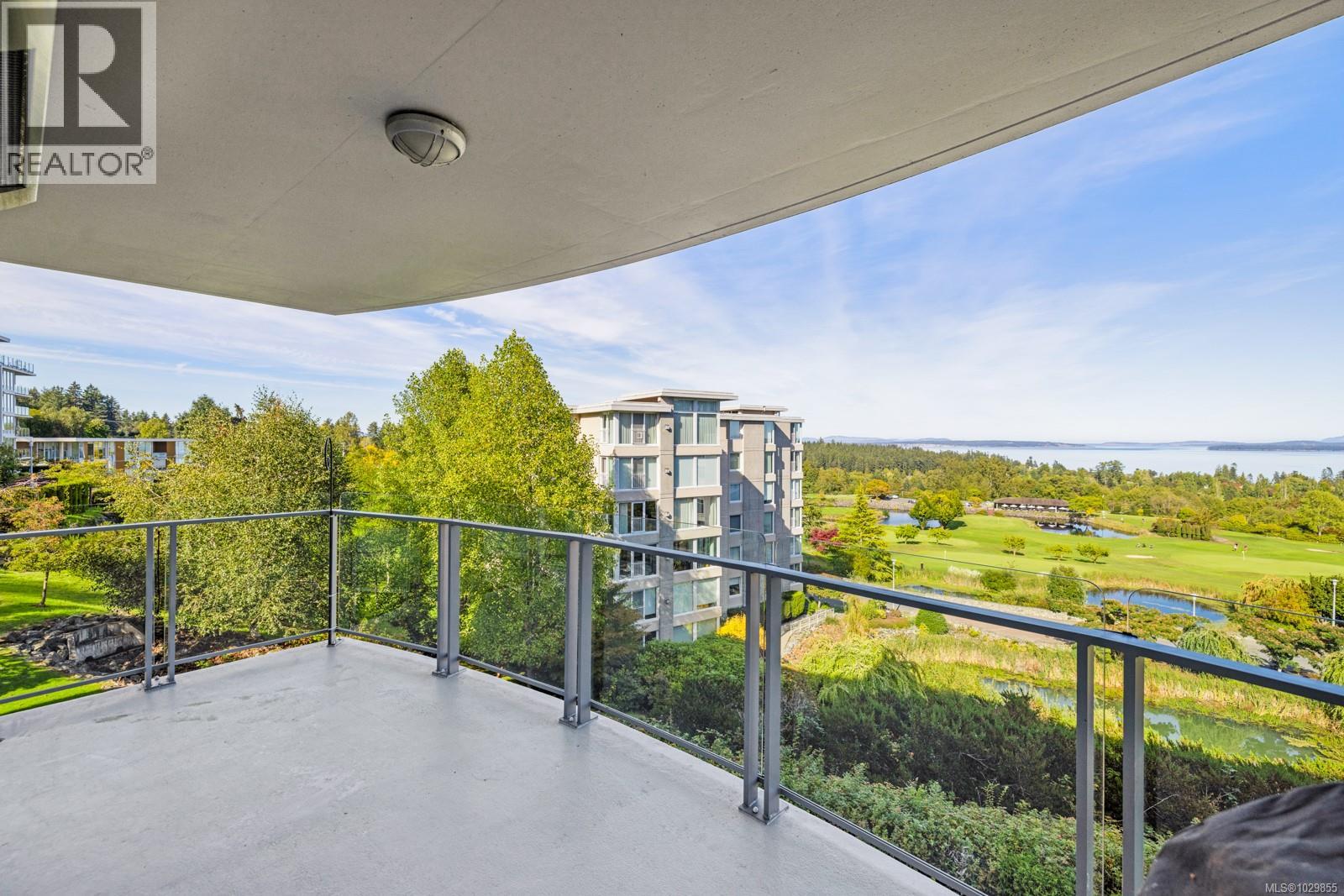 302 738 Sayward Hill Terrace, Saanich