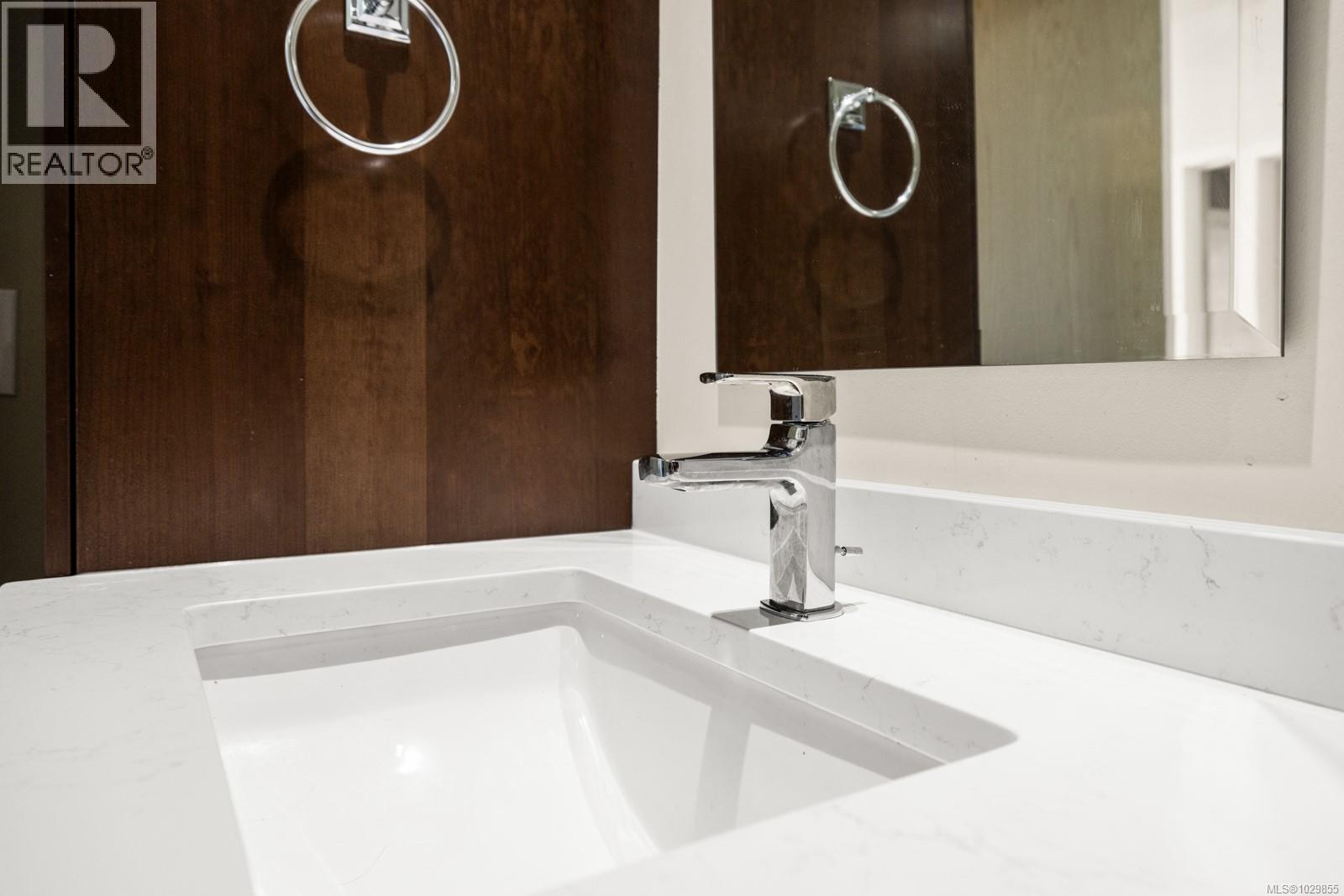 302 738 Sayward Hill Terrace, Saanich