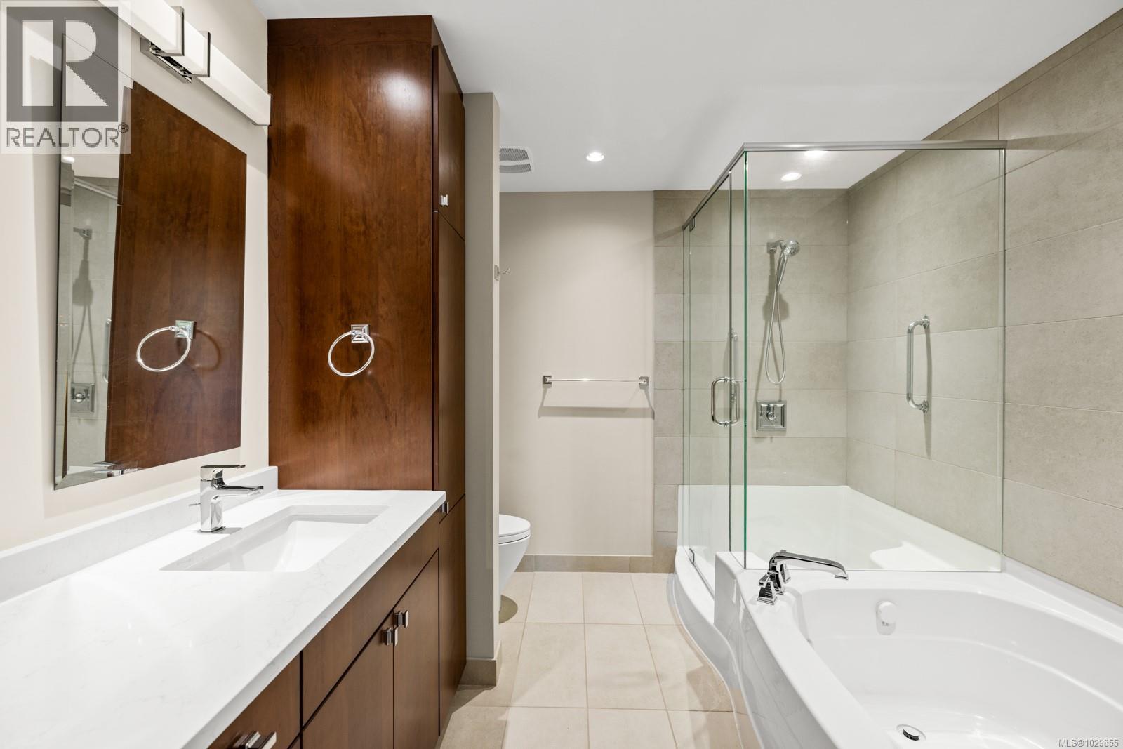 302 738 Sayward Hill Terrace, Saanich