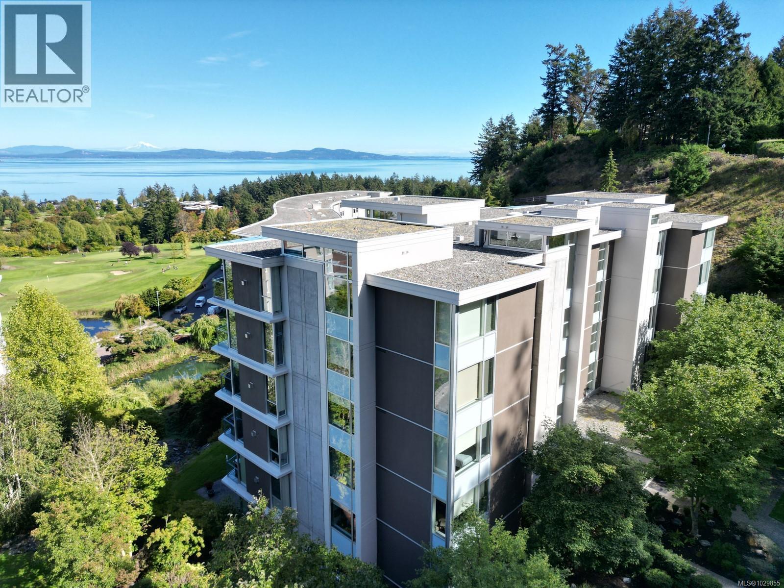 302 738 Sayward Hill Terrace, Saanich