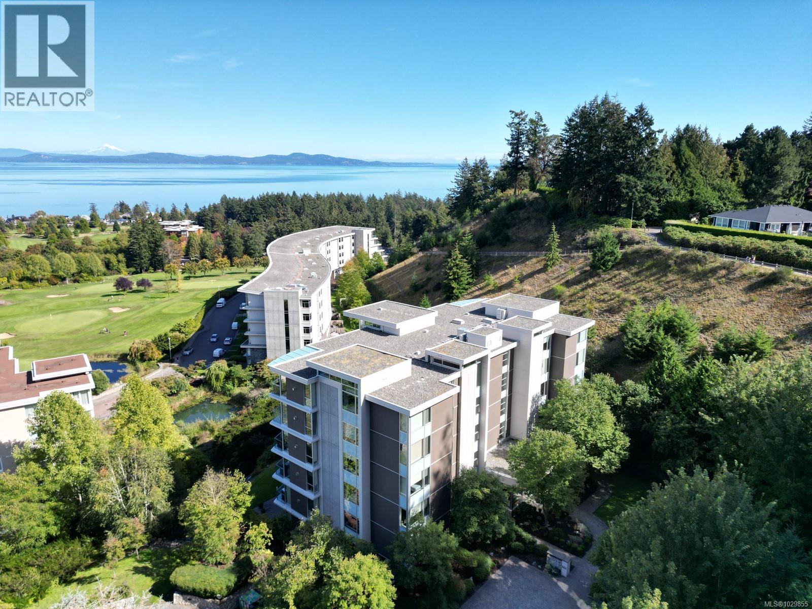 302 738 Sayward Hill Terrace, Saanich