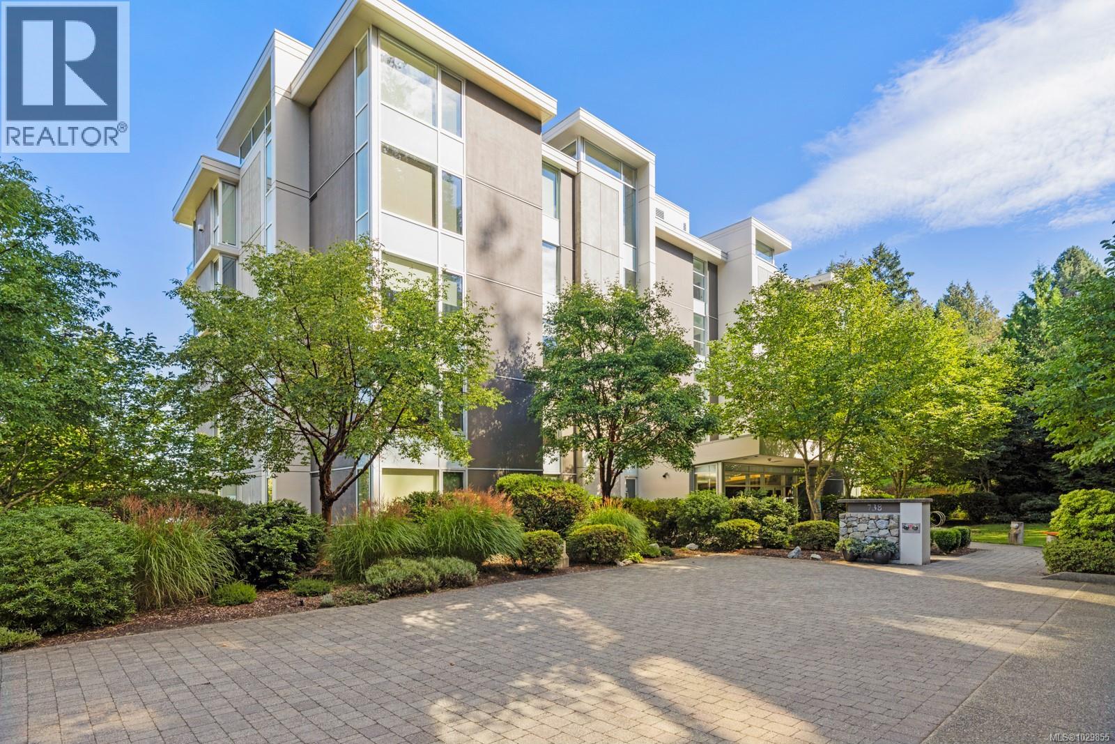 302 738 Sayward Hill Terrace, Saanich