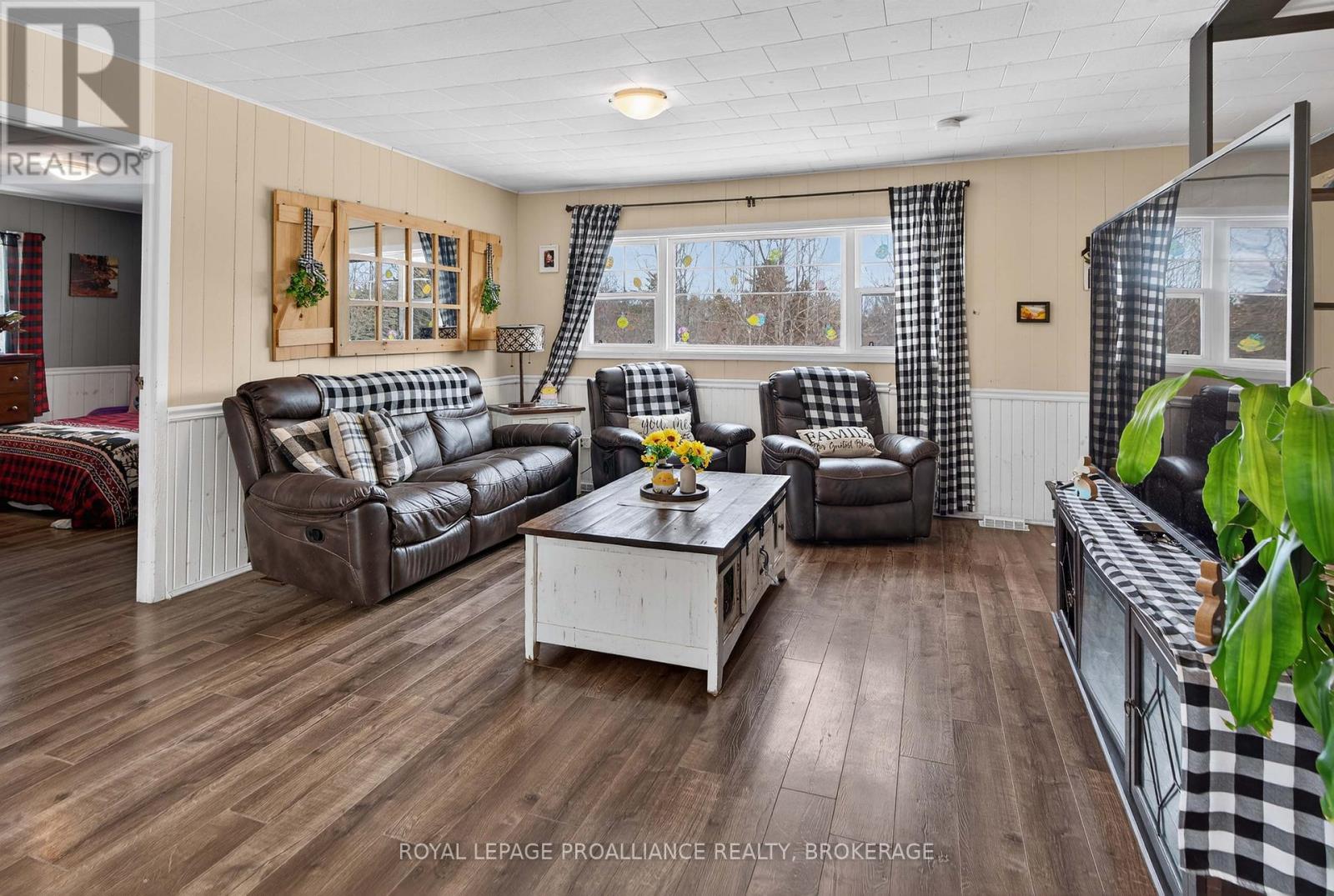 1040 ANTOINE ROAD - 34