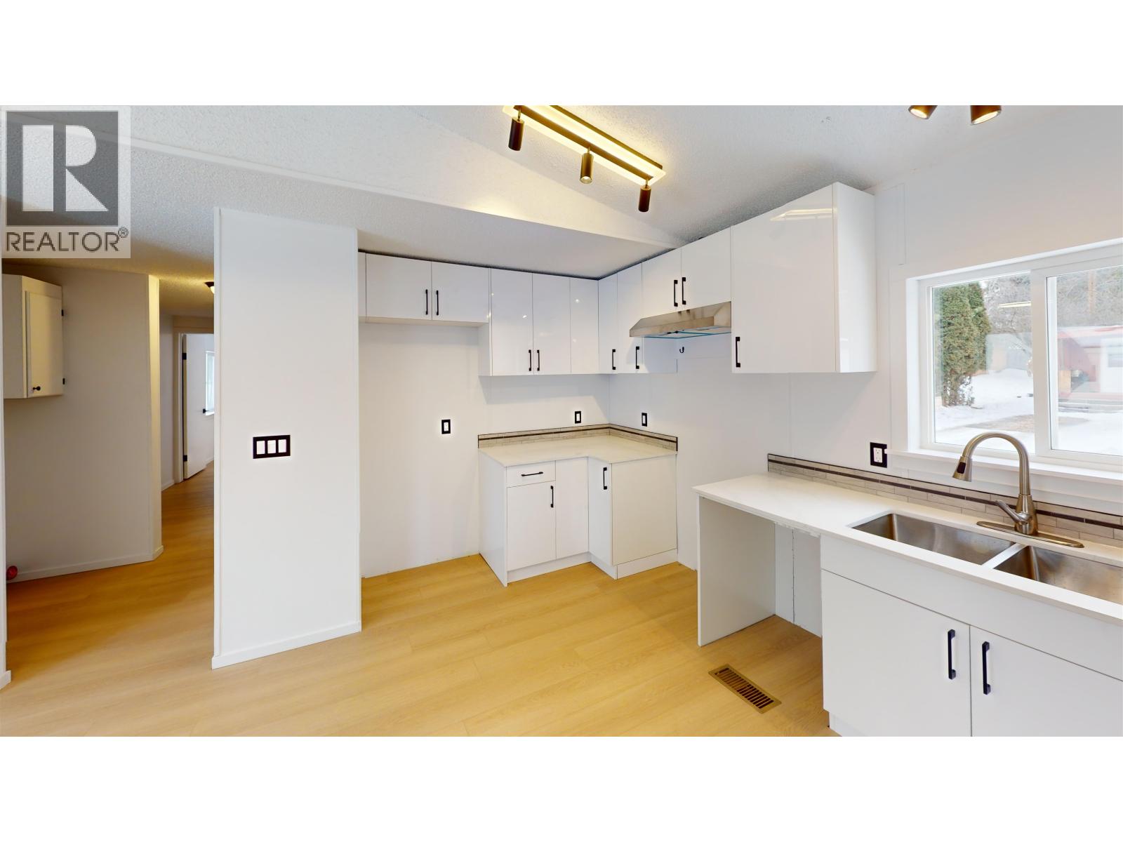 #24 654 NORTH FRASER DRIVE - 4