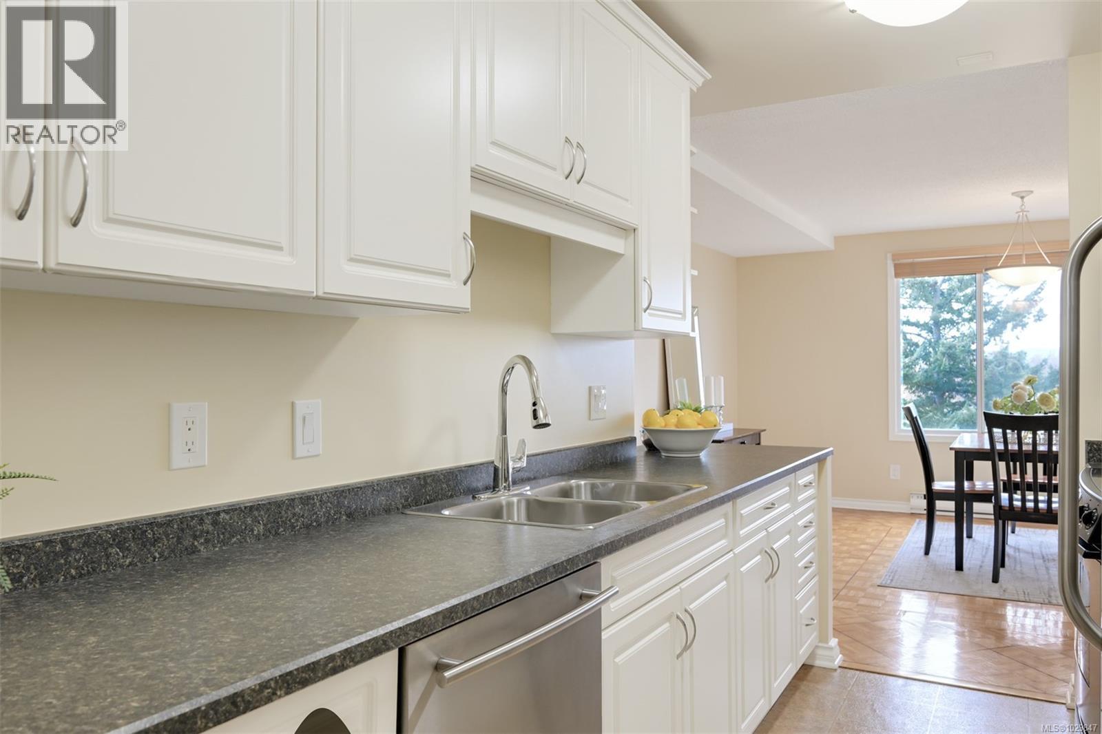 401 1204 Fairfield Road, Victoria