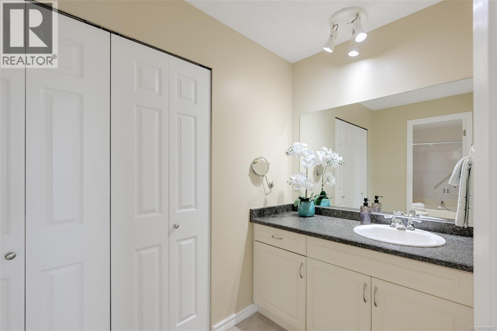 401 1204 Fairfield Road, Victoria