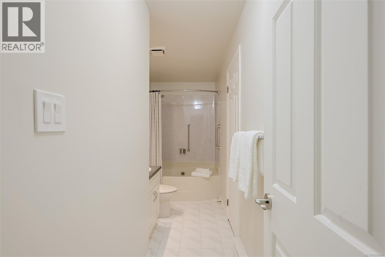 401 1204 Fairfield Road, Victoria