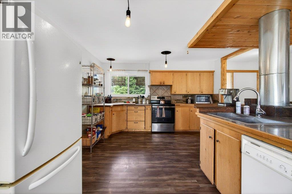 4198 Malakwa Road, Malakwa