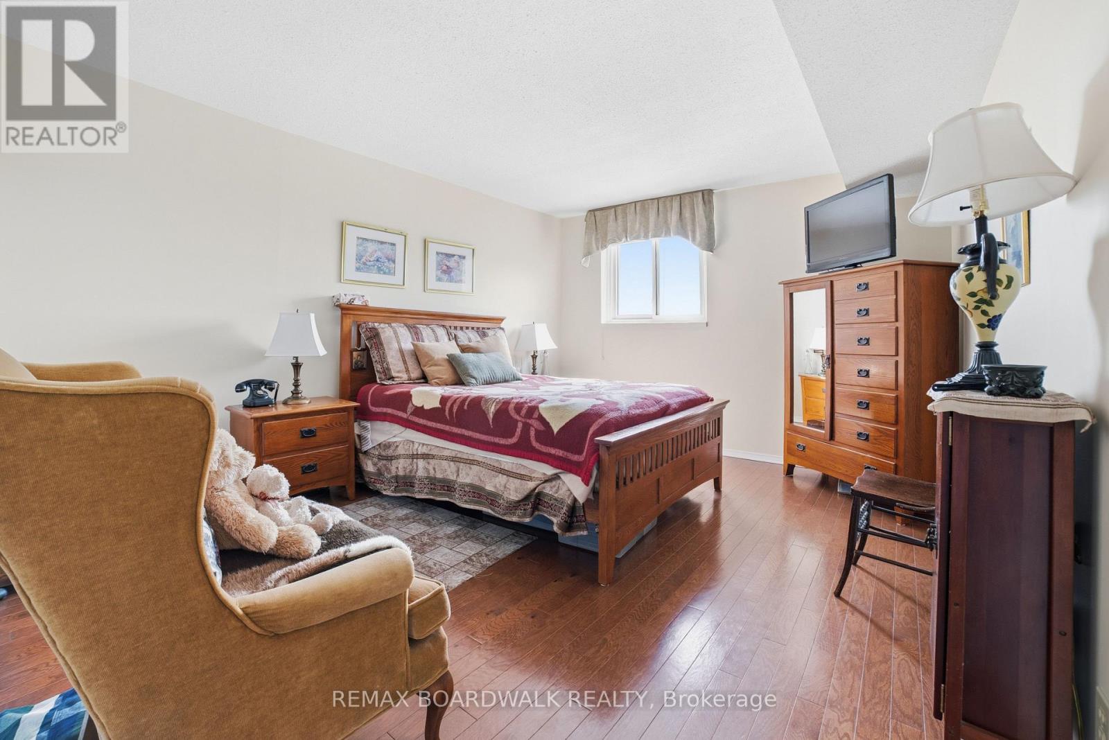 1408 - 1705 PLAYFAIR DRIVE — photo 27