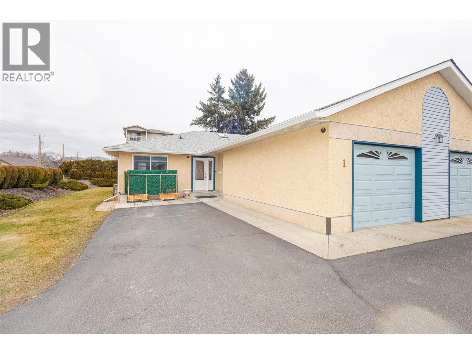 1 205 Gerstmar Road, Kelowna
