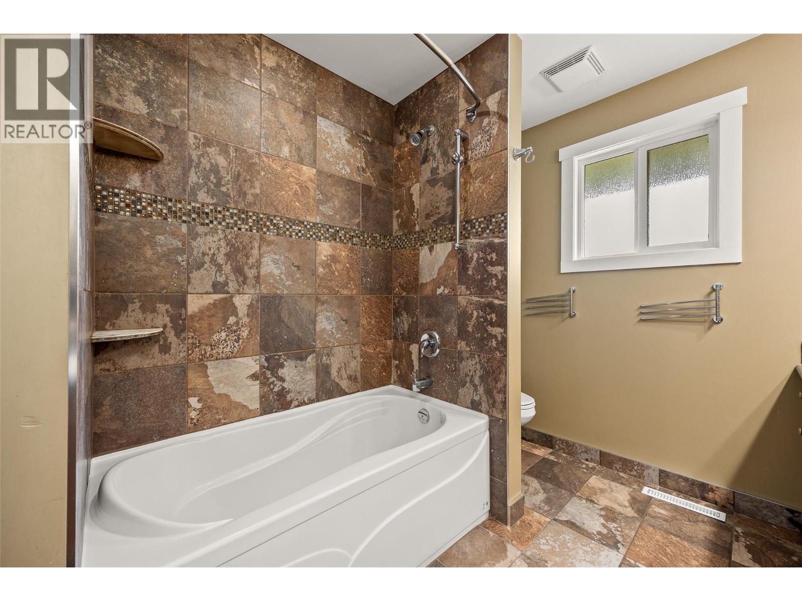 1394 Lombardy Square, Kelowna