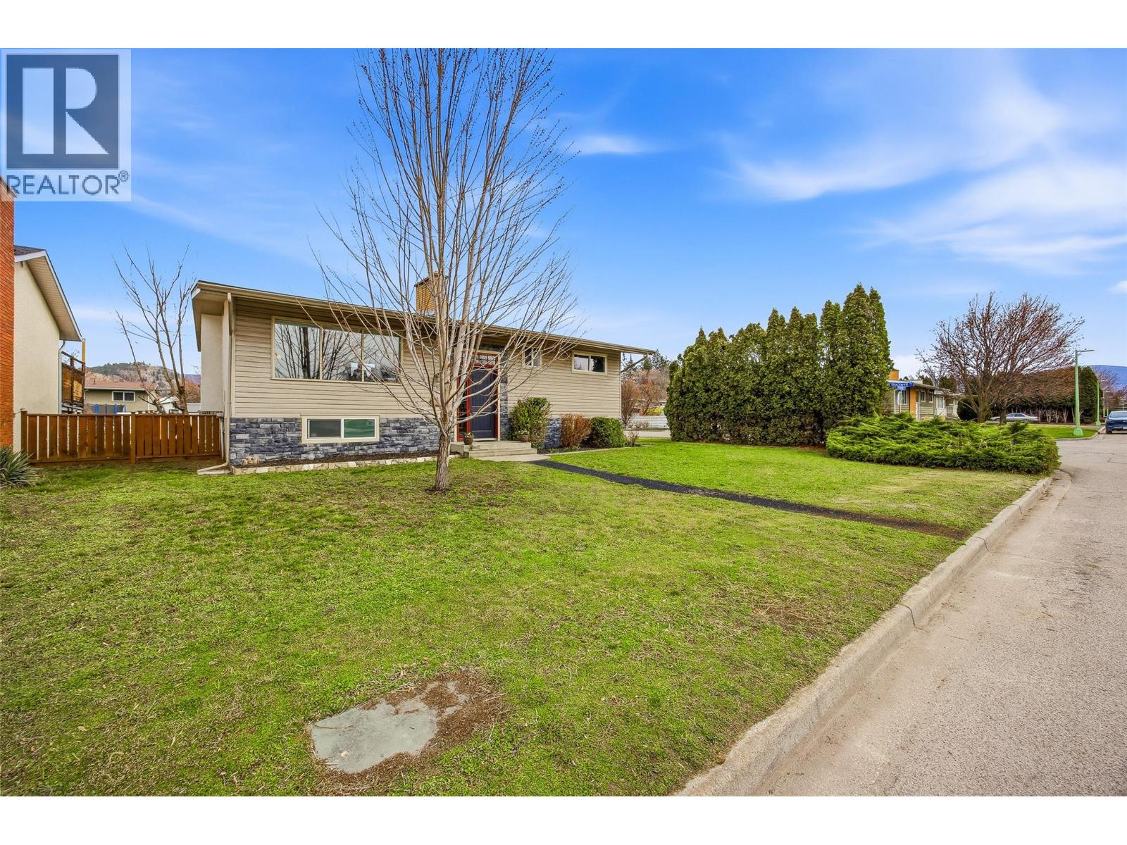 1394 Lombardy Square, Kelowna