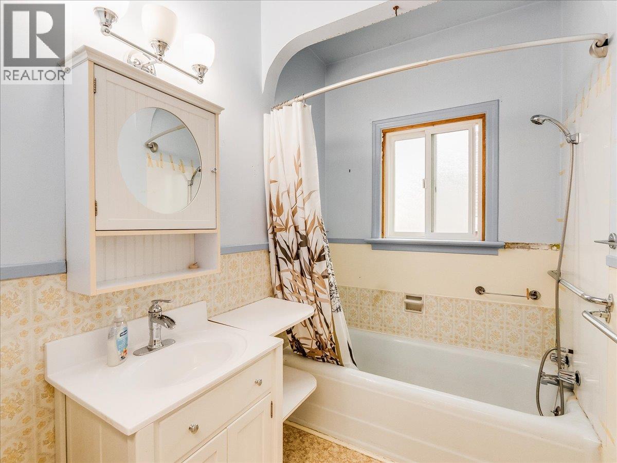 1550 Columbia Avenue, Trail