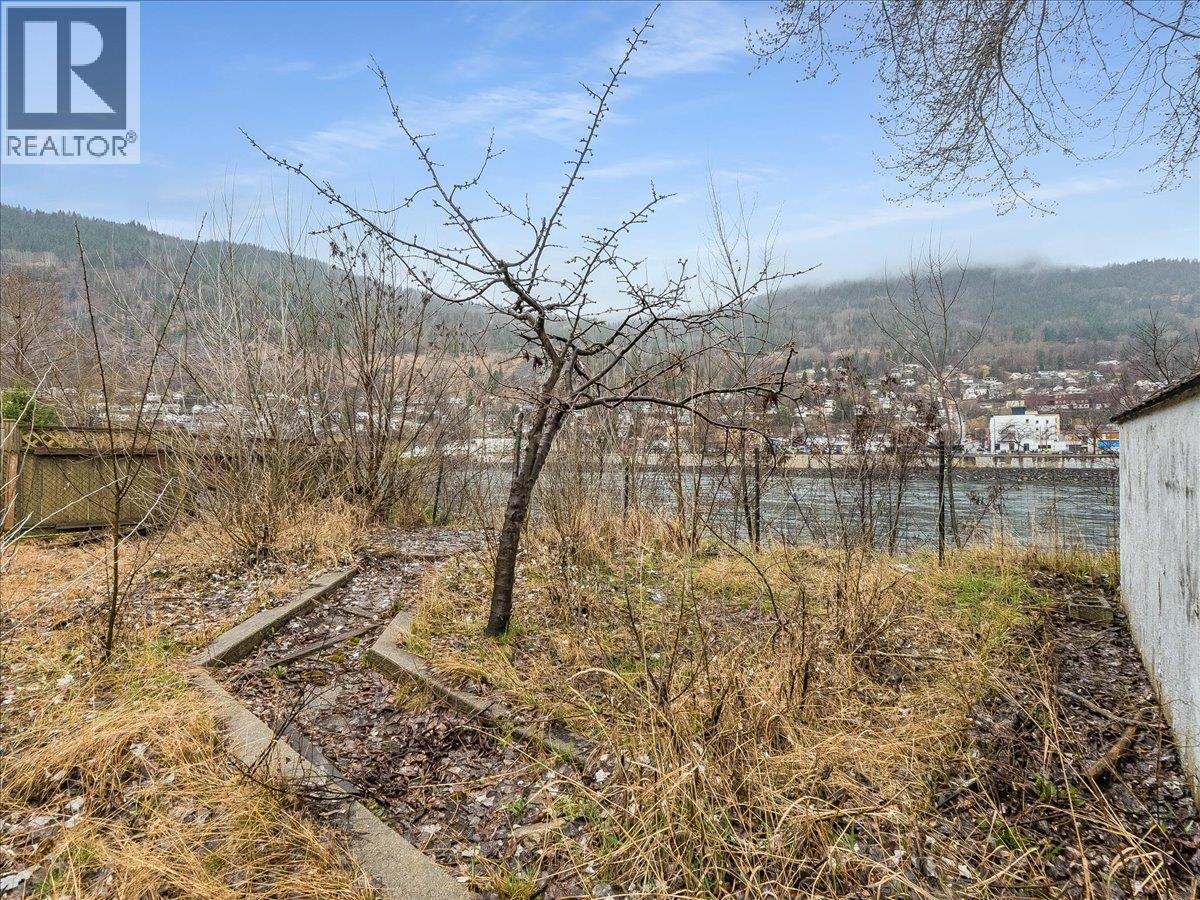 1550 Columbia Avenue, Trail