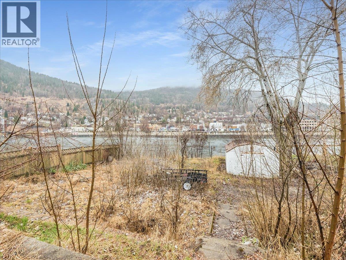 1550 Columbia Avenue, Trail