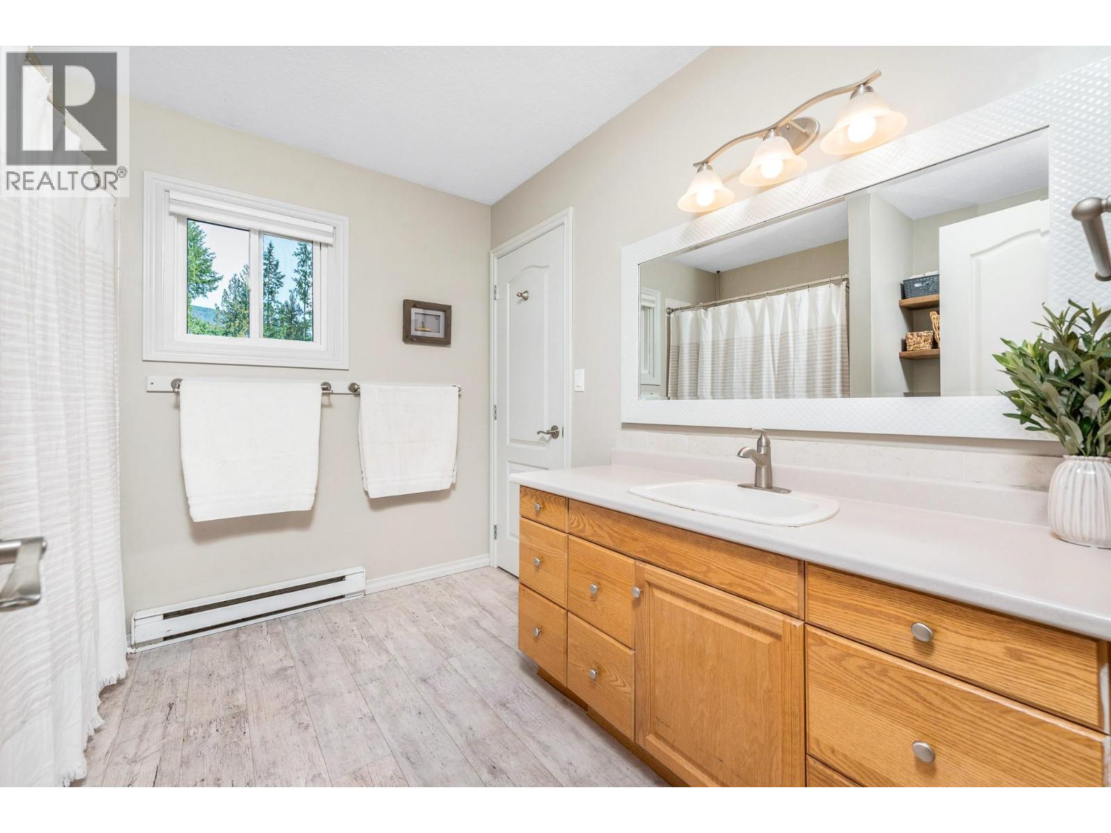 701 Hemlock Crescent S, Sicamous