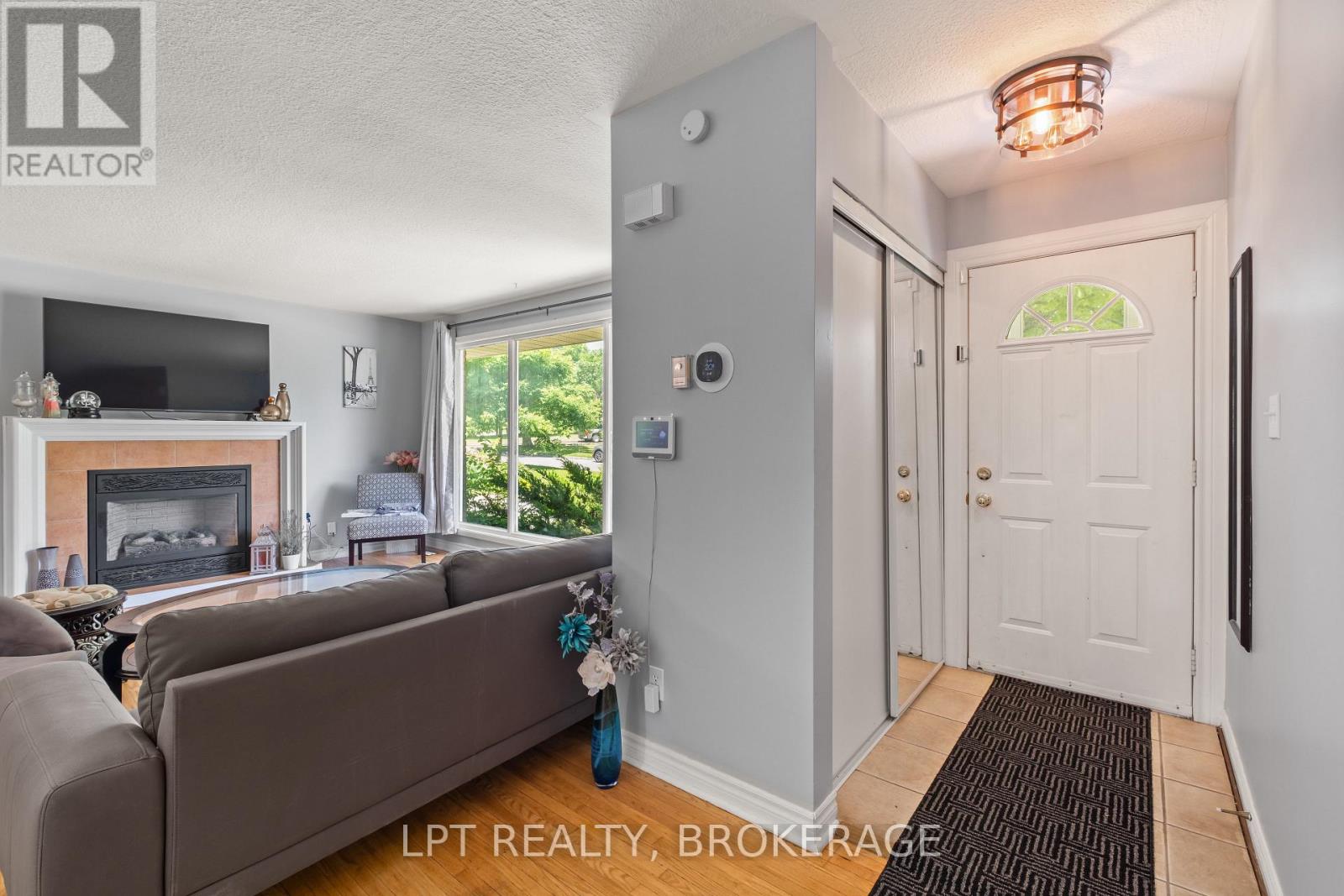 14 HERCHMER CRESCENT - 4