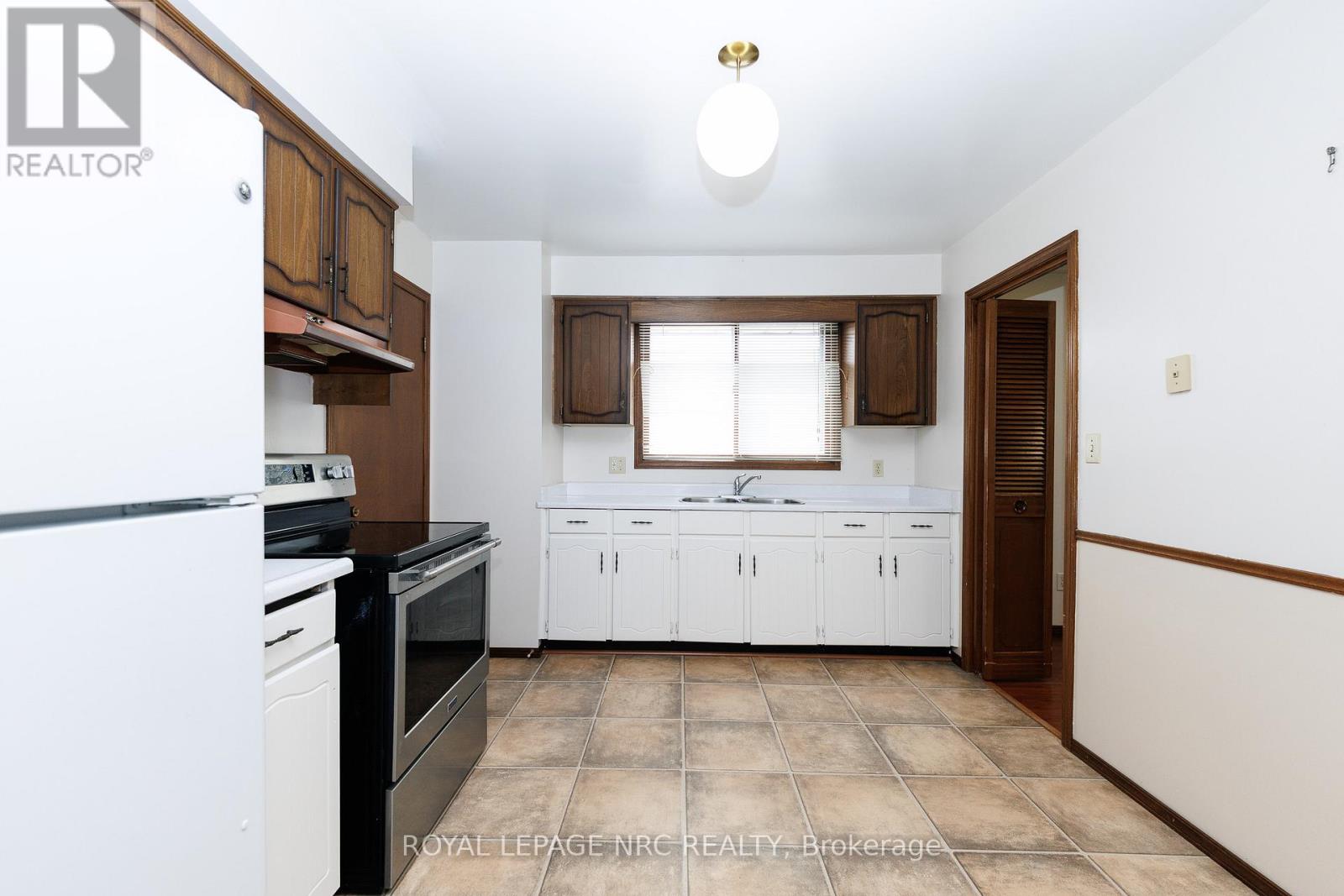 105 HILLVIEW ROAD - 13