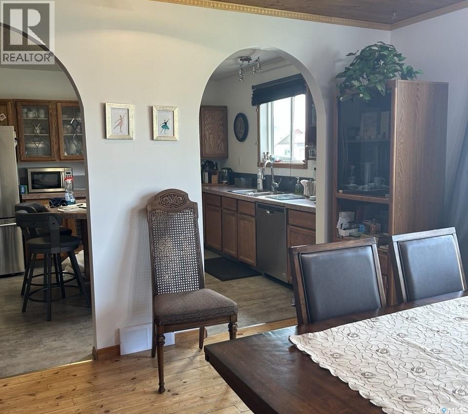 206 2ND STREET W - 7