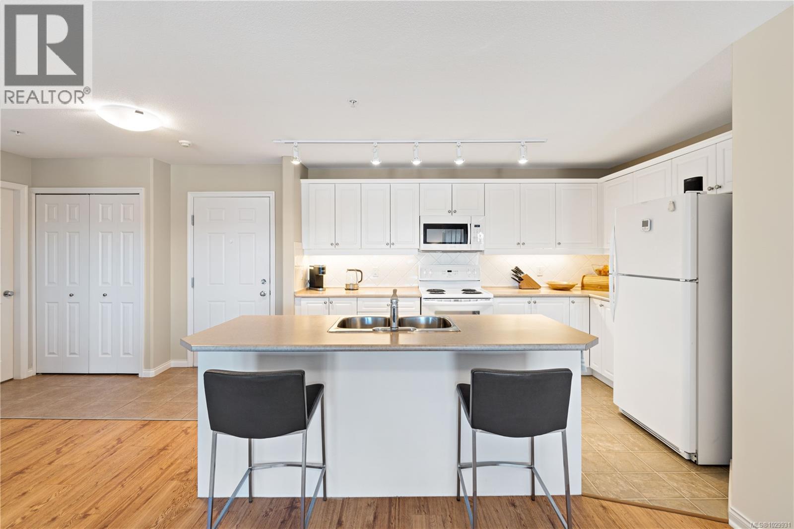 #211 1633 Dufferin Cres - 11