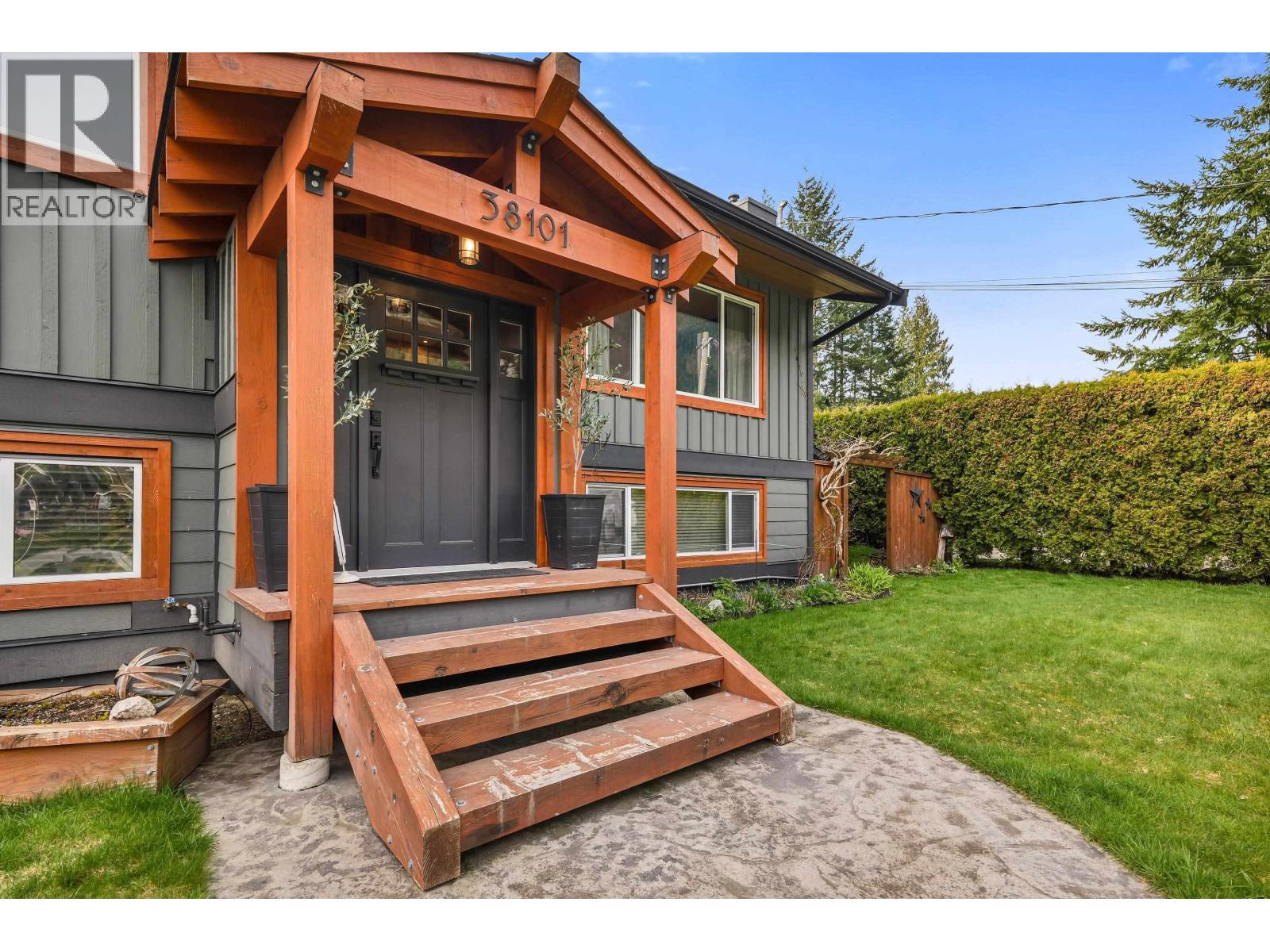 38101 CHESTNUT AVENUE, Squamish