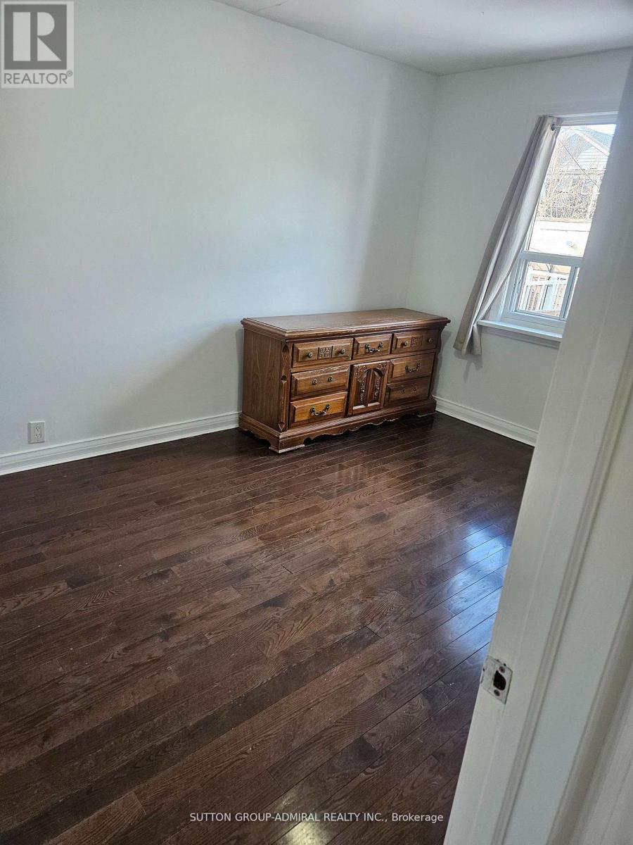 MASTER ROOM - 32 BELGRAVIA AVENUE