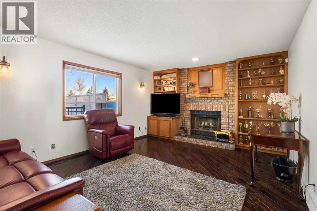 Single Family House 3 Level for Sale in  Pasadena Gardens NE Monterey Park Calgary 