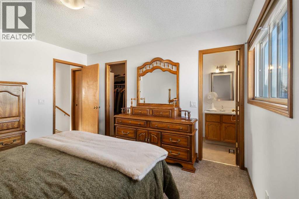 Single Family House 3 Level for Sale in  Pasadena Gardens NE Monterey Park Calgary 