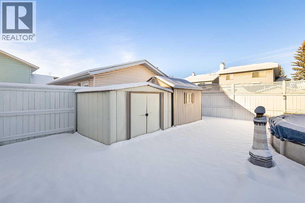 Single Family House 3 Level for Sale in  Pasadena Gardens NE Monterey Park Calgary 