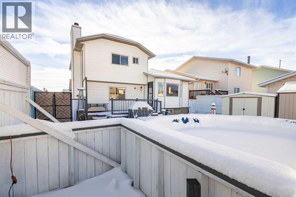 Single Family House 3 Level for Sale in  Pasadena Gardens NE Monterey Park Calgary 