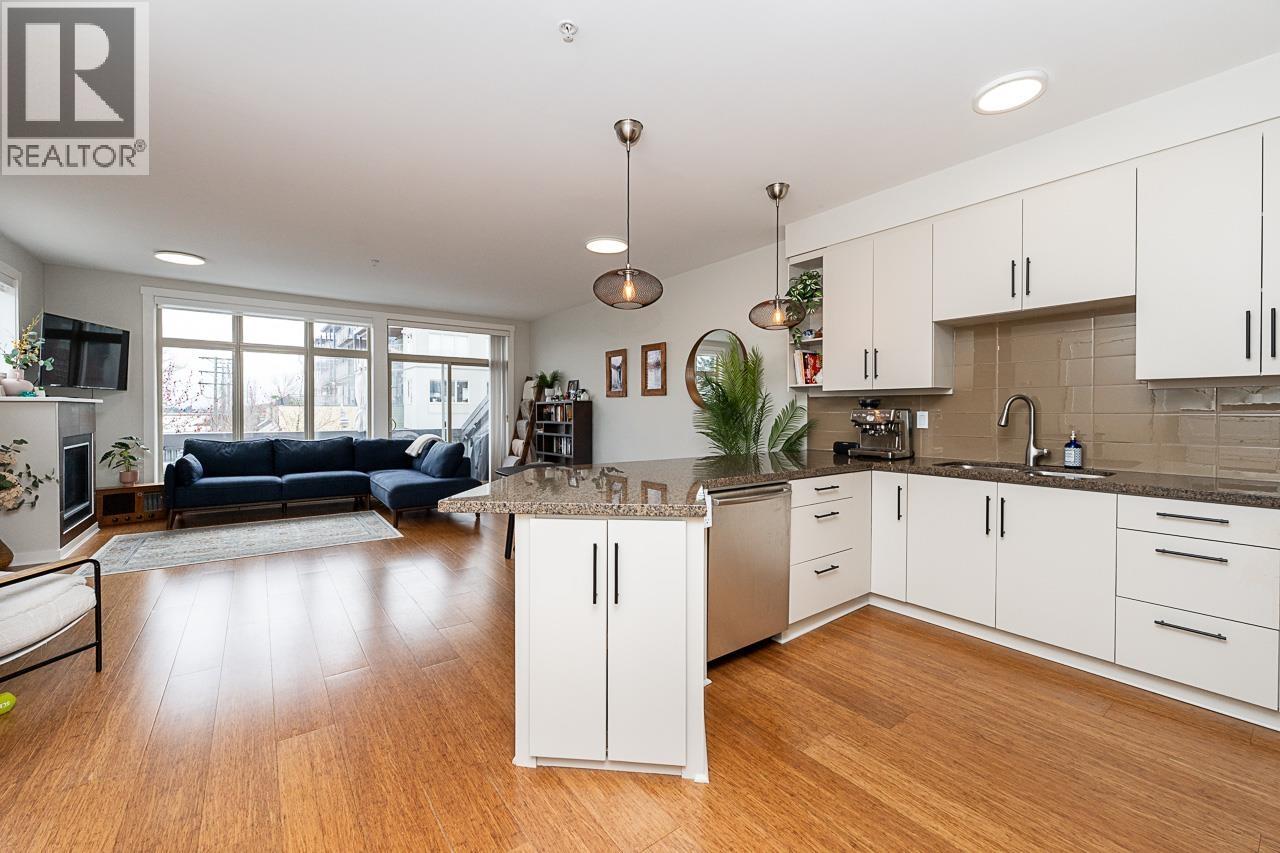 220 6111 LONDON Road - main photo