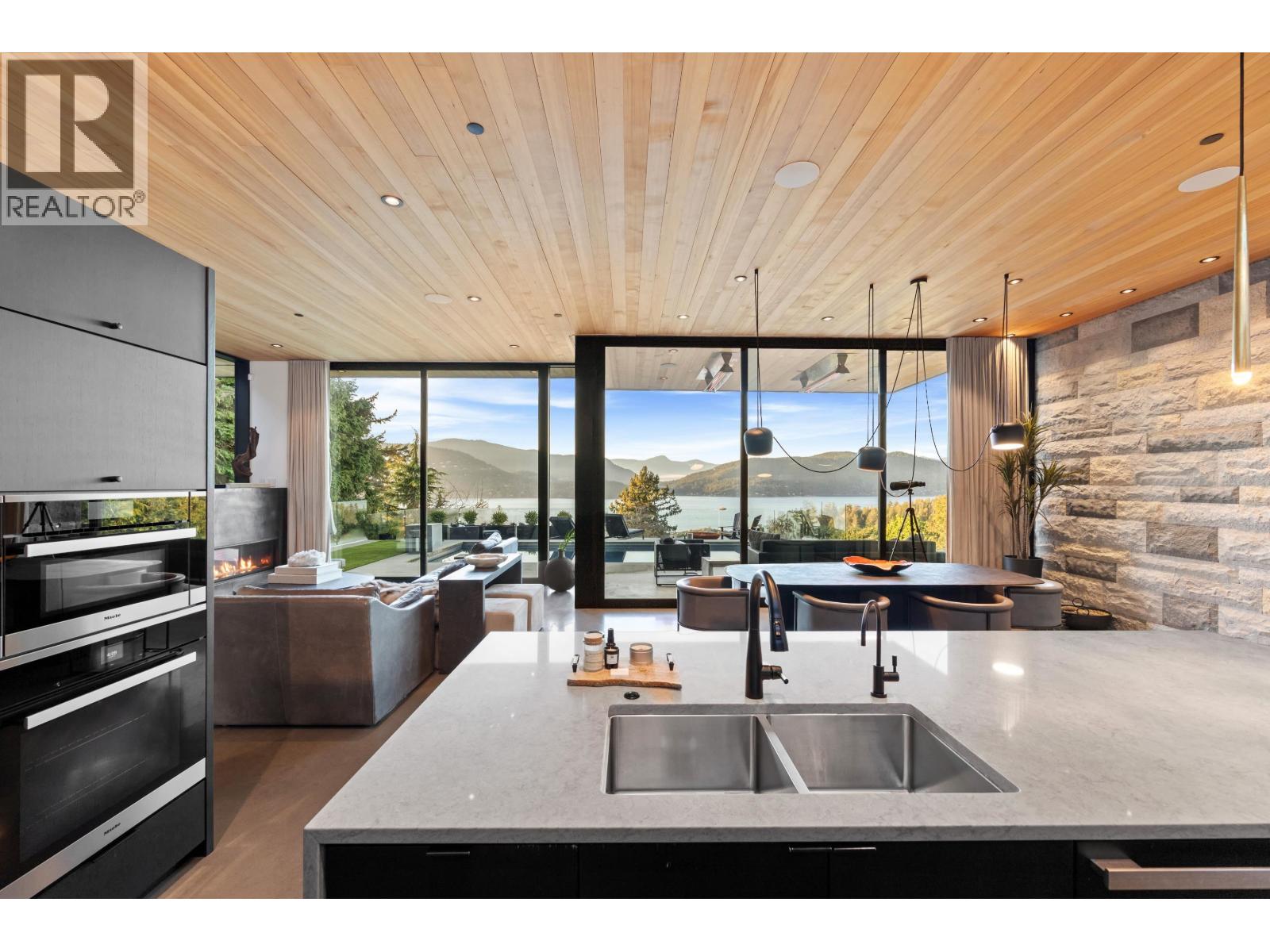 6252 OVERSTONE DRIVE, West Vancouver