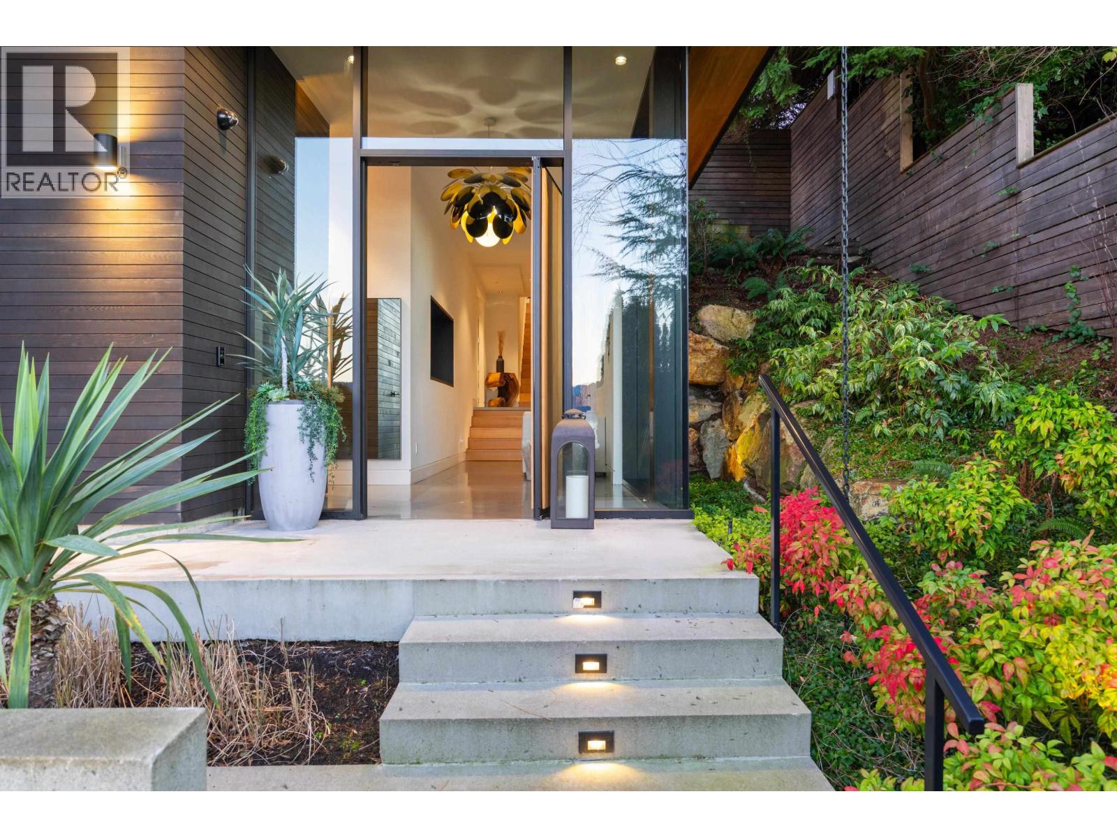 6252 OVERSTONE DRIVE, West Vancouver