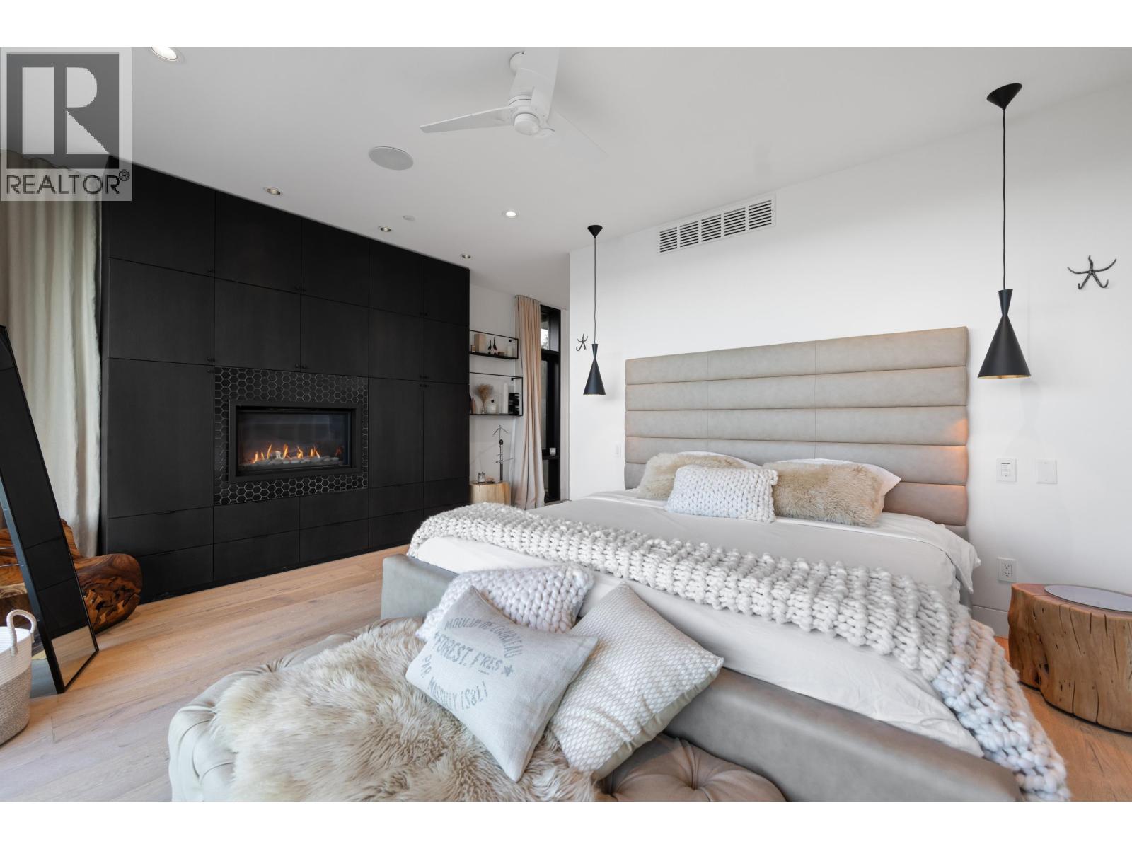 6252 OVERSTONE DRIVE, West Vancouver