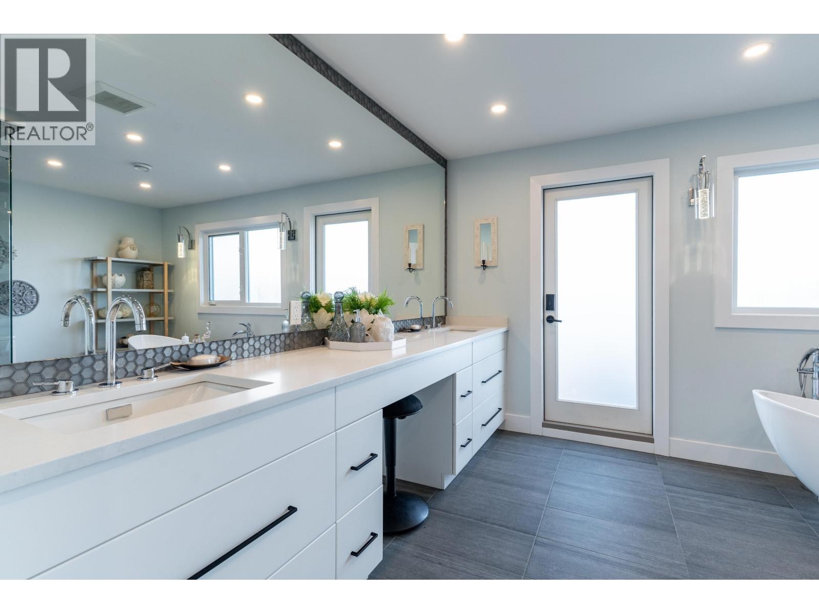 5365 MAPLE Crescent, Delta