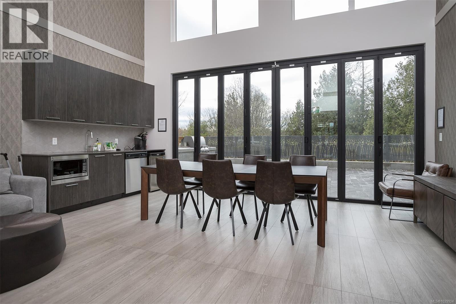 #210 940 REUNION AVE - 25