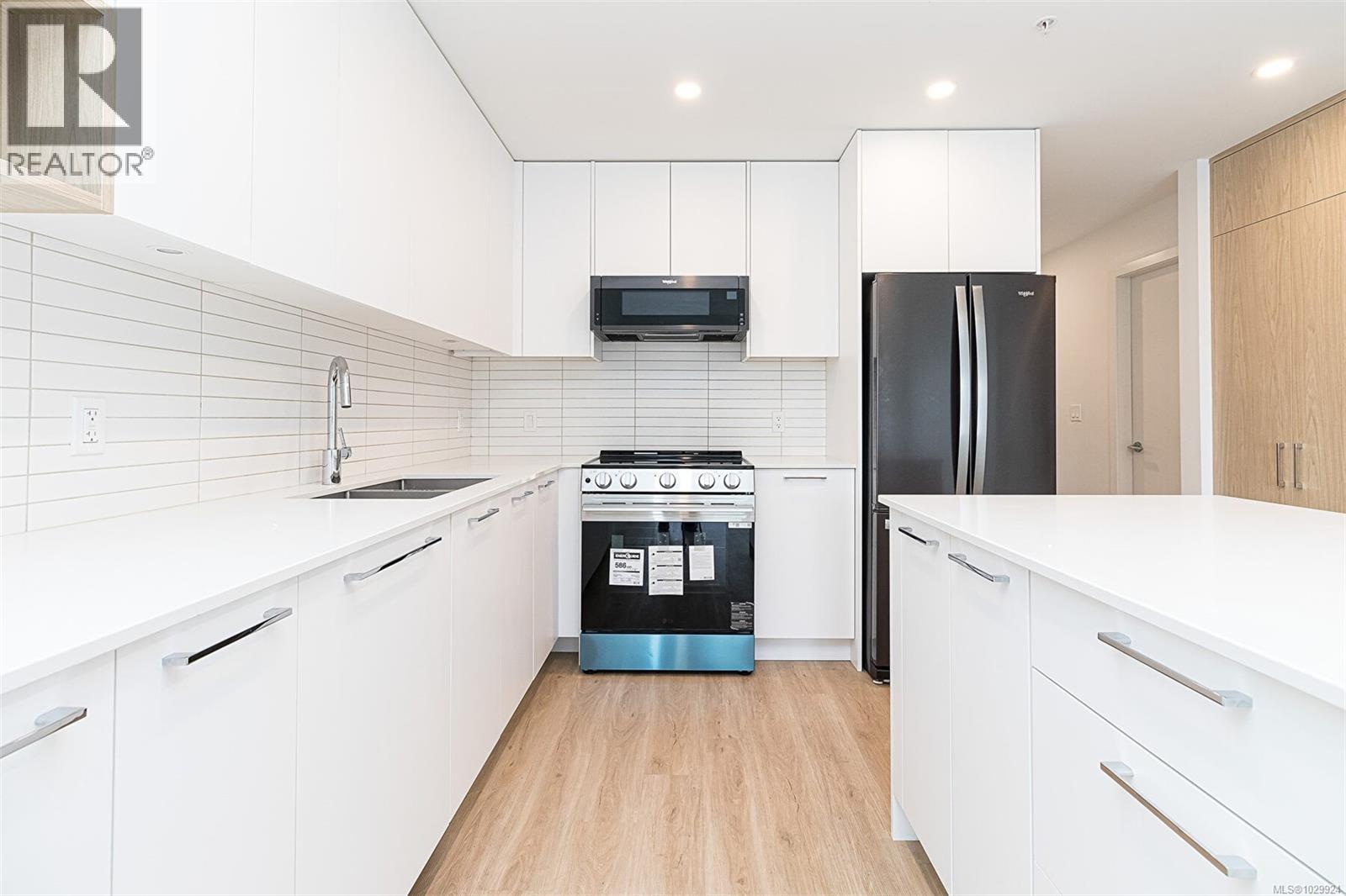 #210 940 REUNION AVE - 8