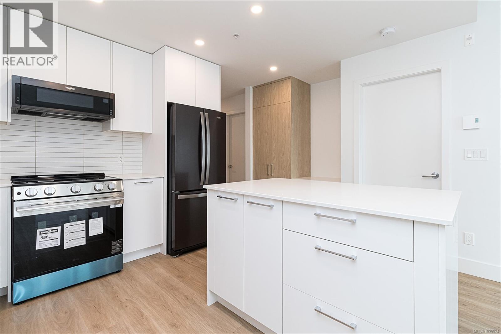 #210 940 REUNION AVE - 9