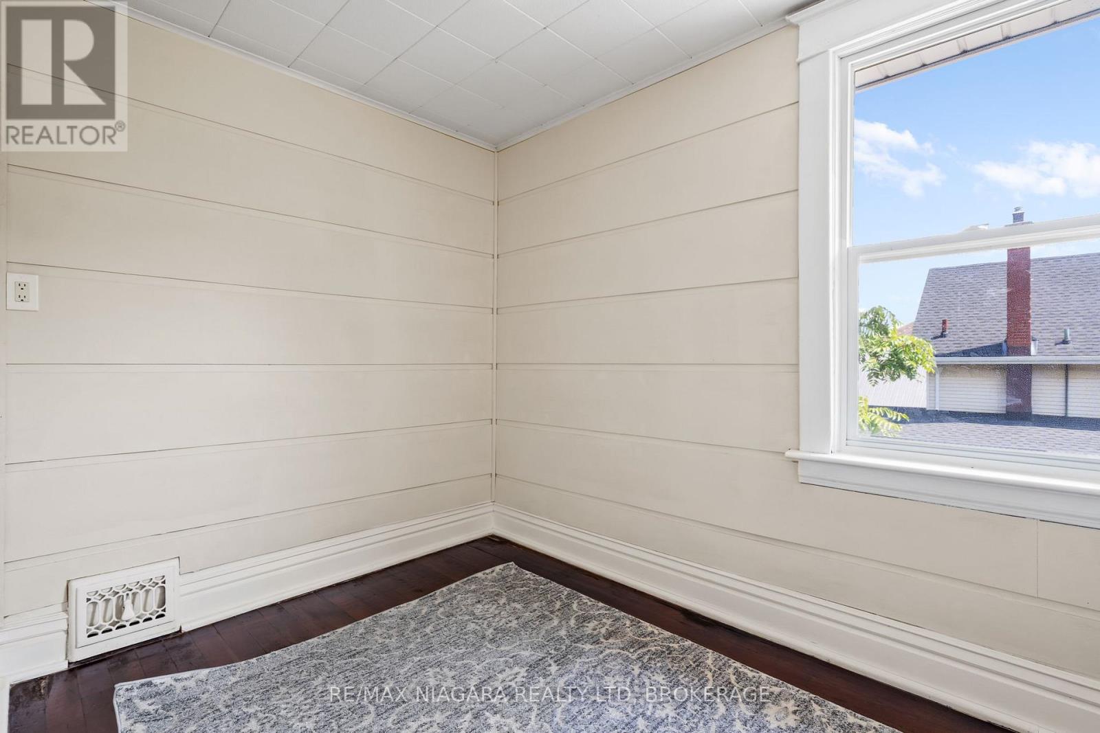 2 CARLETON STREET N - 22