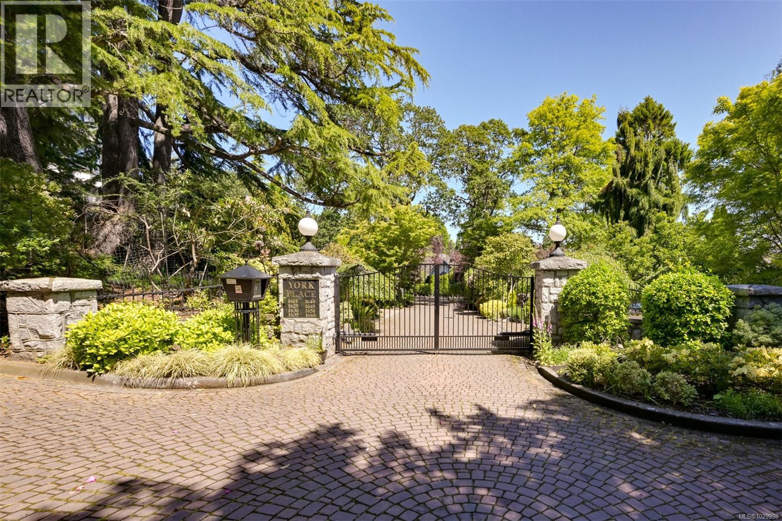  1630 York Place, Oak Bay