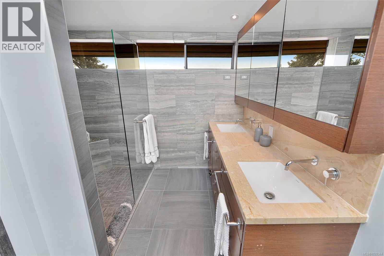 2 630 Seaforth Street, Victoria