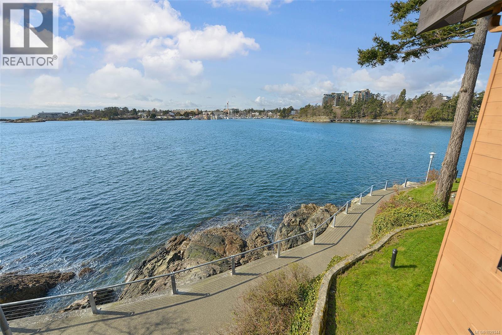 2 630 Seaforth Street, Victoria