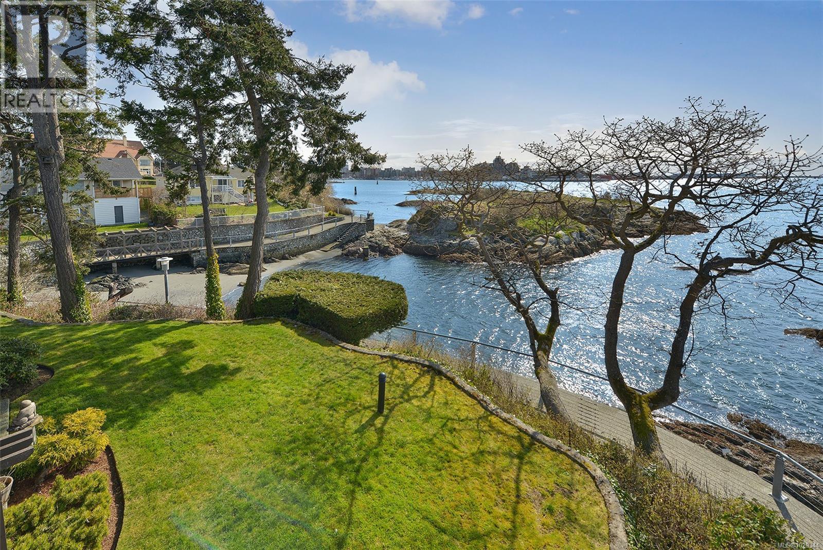 2 630 Seaforth Street, Victoria