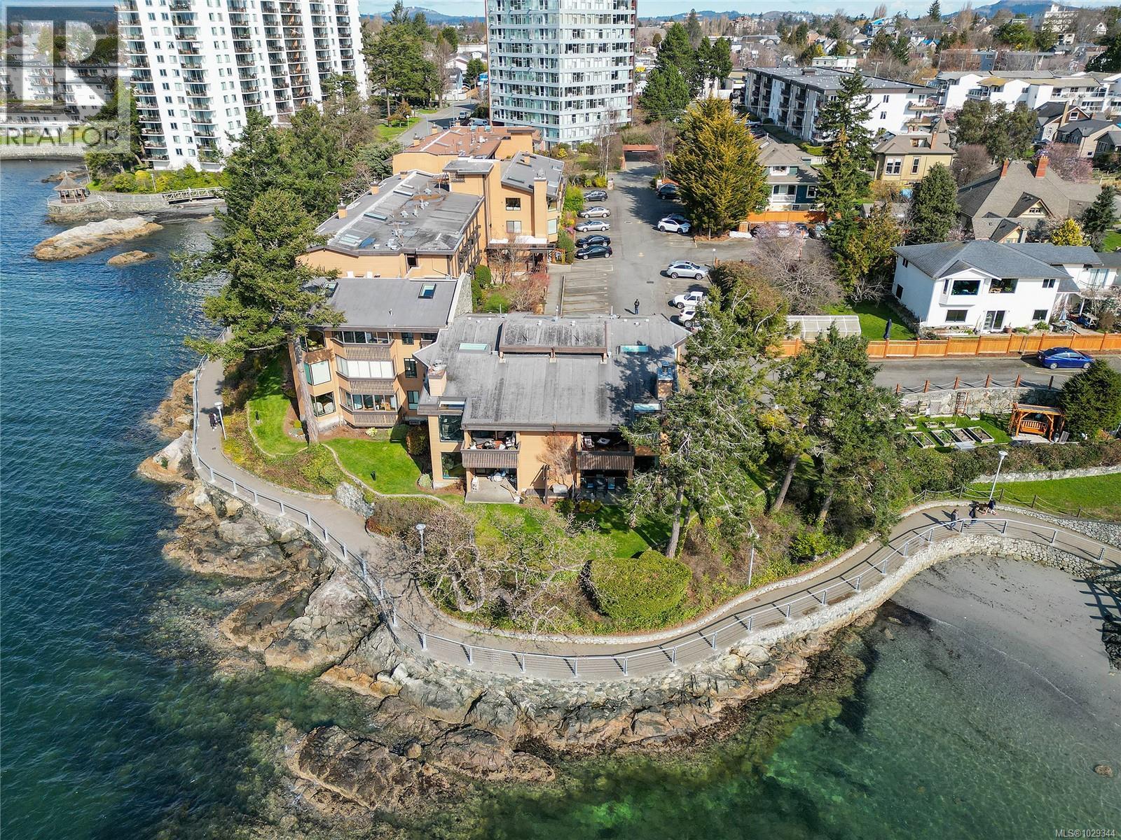 2 630 Seaforth Street, Victoria